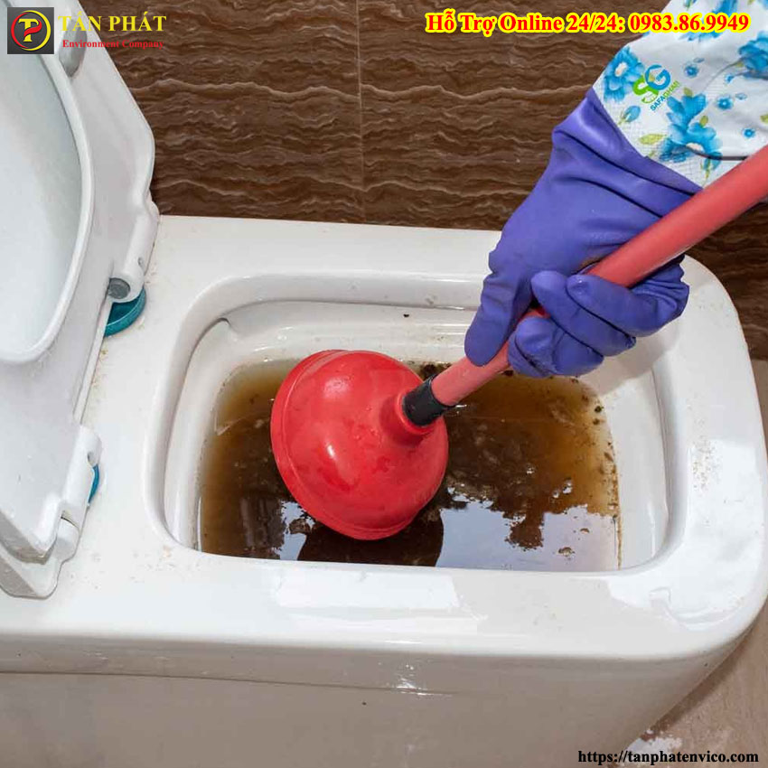 Bồn cầu nghẹt chất thải mãi không xuống