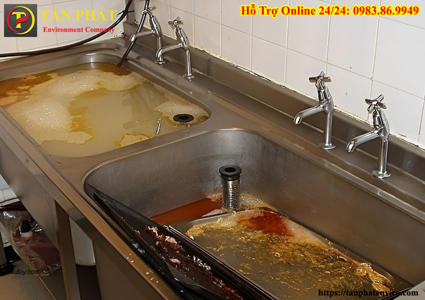 cống bị tắc mỡ nước xuống chậm