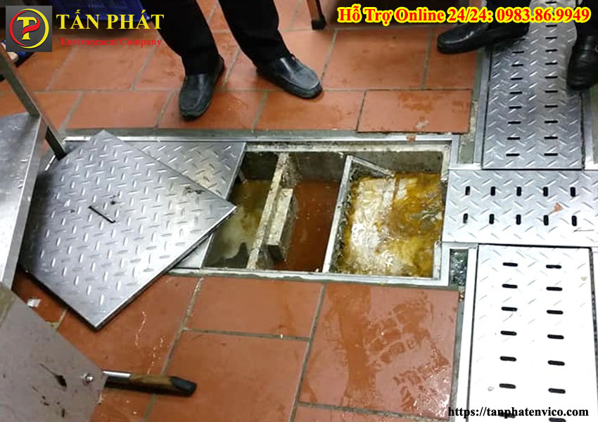 Mùi hôi cống khi chất thải đóng cặn