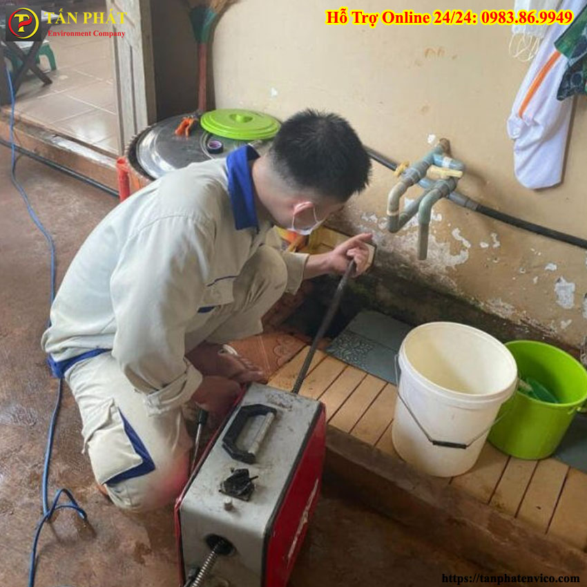 Thợ thông tắc cống tại Long Biên