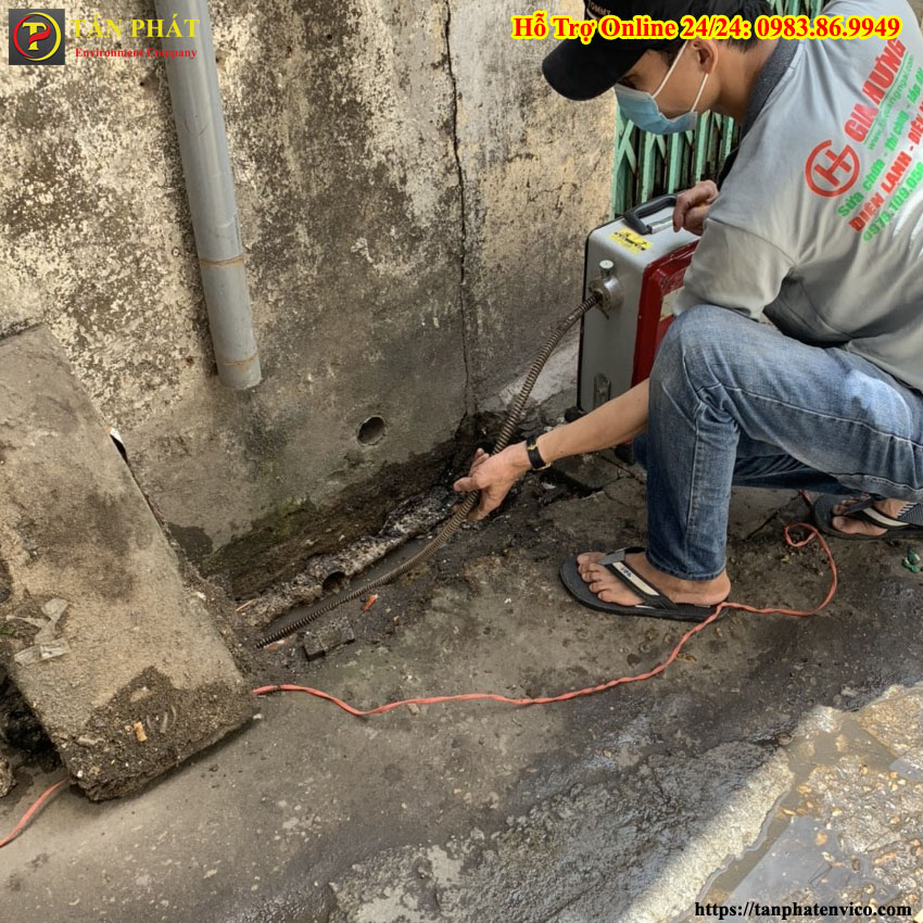 thợ thông tắc cống tại hai bà trưng