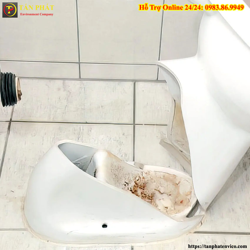 bồn cầu bị tắc vật cứng