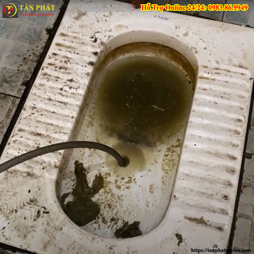 bồn cầu ngồi xổm bị tắc phải làm sao