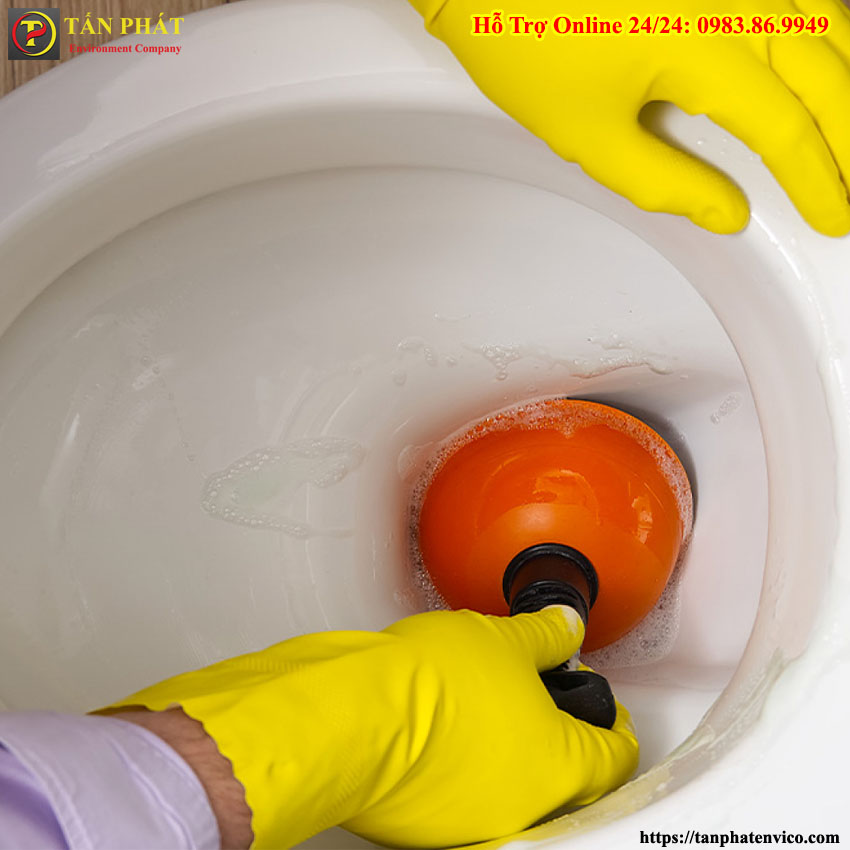 cách thông tắc bồn cầu bị tắc vật cứng bằng thụt pittong