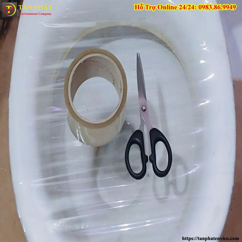 Cách thông tắc bồn cầu bằng băng dính