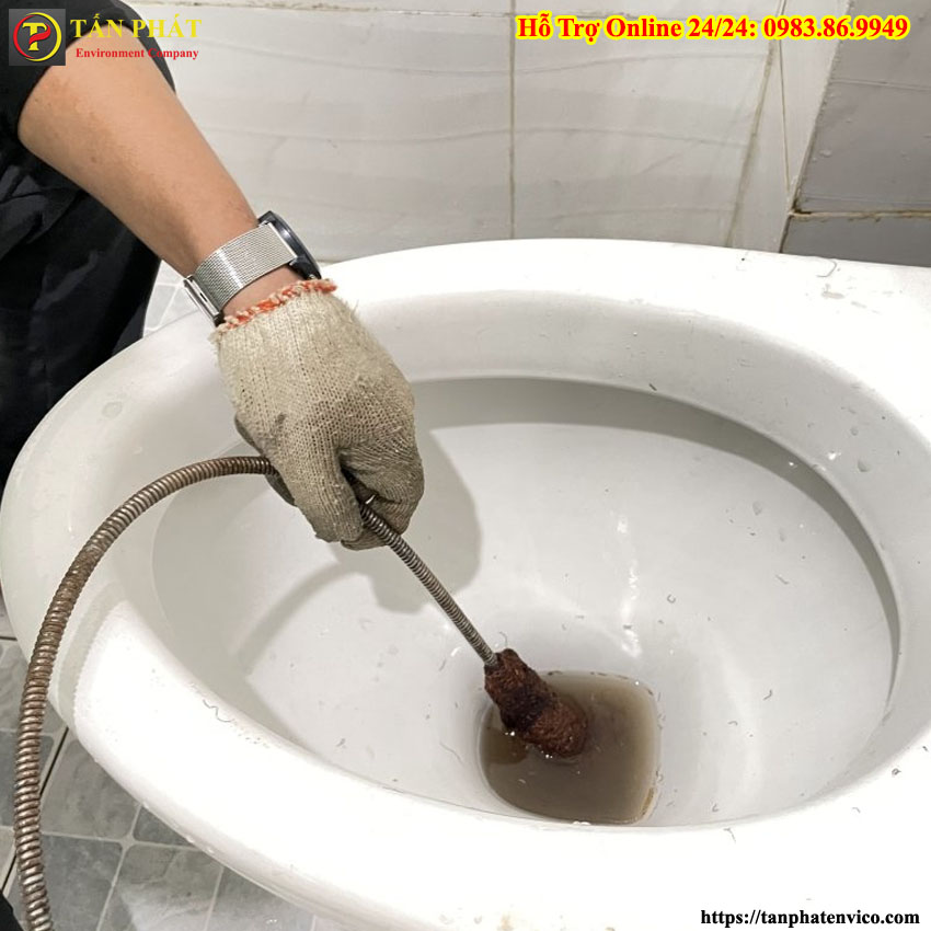 cách thông tắc bồn cầu bằng dây thông tắc lò xo