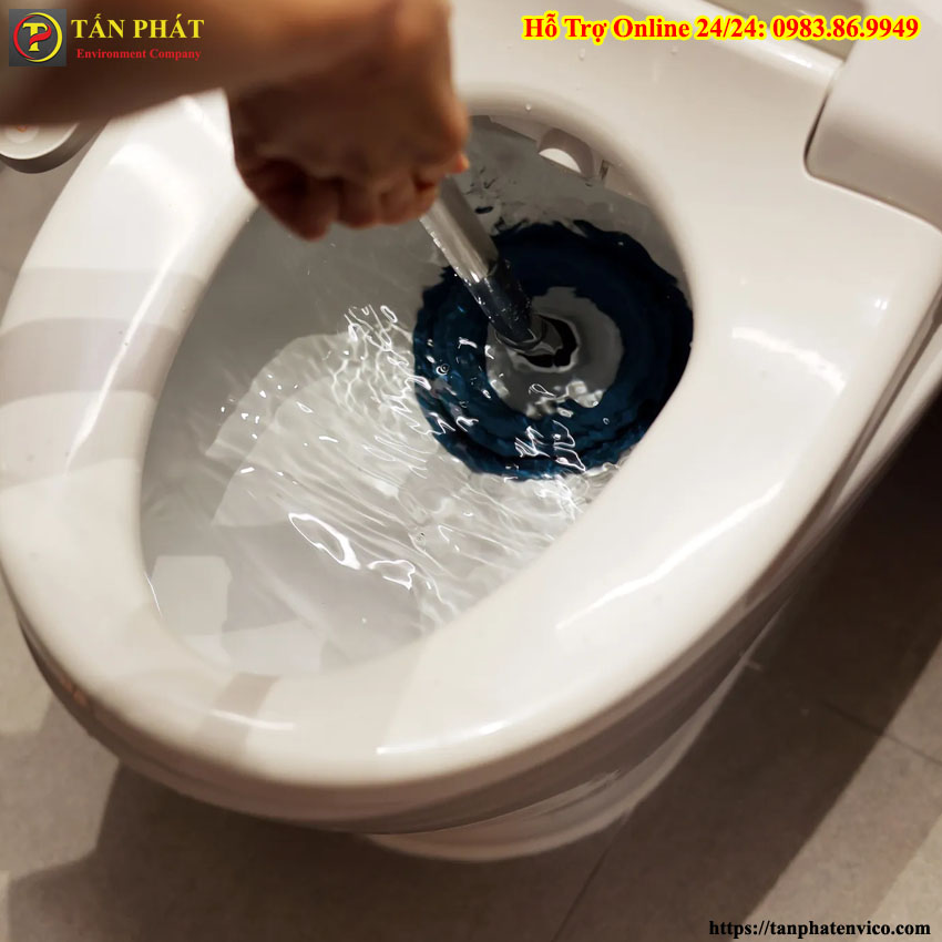 Cách thông tắc bồn cầu bằng pittong cao su