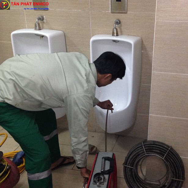 Tấn Phát Envico thông tắc cống bồn tiểu nam