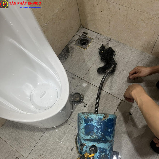 Tấn Phát Envico thông tắc cống nhà vệ sinh