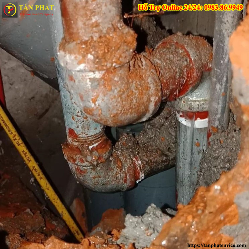 ống cống gang cũ bị nứt rỉ